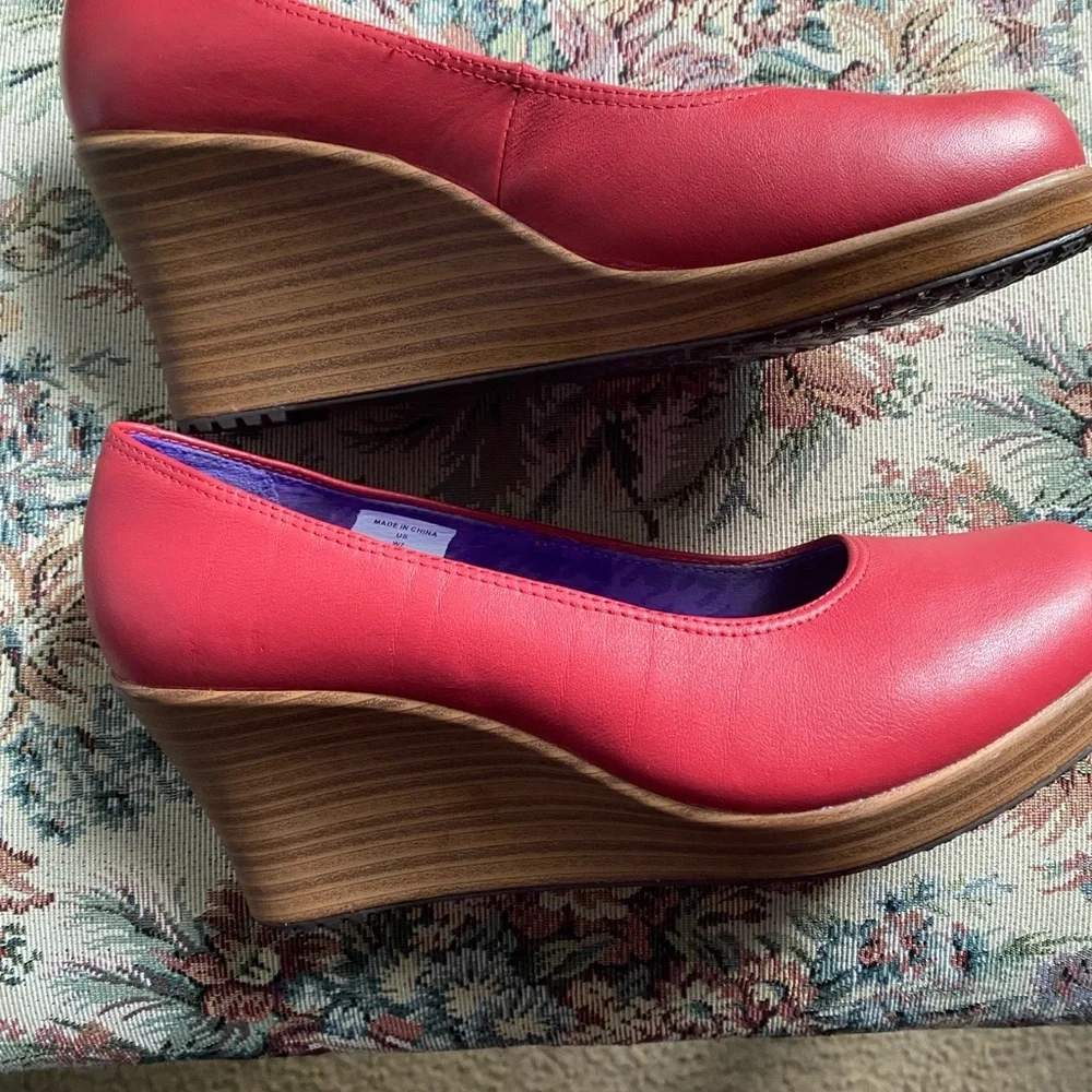 Crocs A-Leigh Leather Red Close Toe Wood Tone Stacked Platform Wedge Shoes 7W